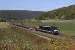185 567 von  MRCE  mit einem gemischten Gterzug aus Gemnden kommend am 12. Oktober 20222 bei Harrbach.
