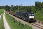 189 909 war mit einem gemischten Gterzug am 17. August 2023 bei Sossau in Richtung Freilassing unterwegs.