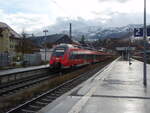 2442 205 als RE 61 aus München Hbf in Garmisch-Partenkirchen. 19.11.2023