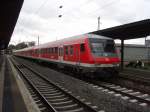 Ein Wittenberger Steuerwagen als RB nach Frankfurt (Main) Hbf in Hanau Hbf.