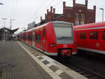 425 579 als RE 11 Düsseldorf Hbf - Kassel-Wilhelmshöhe in Warburg (Westf.).