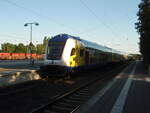 Ein Doppelstock Steuerwagen der metronom Eisenbahngesellschaft als RE 2 Uelzen - Göttingen in Elze (Han.).