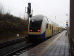 Ein Doppelstock Steuerwagen der metronom Eisenbahngesellschaft als RE 2 Hannover Hbf - Gttingen in Einbeck-Salzderhelden. 06.12.2024