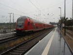 Ein Doppelstock Steuerwagen als RE 4 nach Berlin Hbf in Falkenberg (Elster).