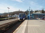 554 108 der Start Taunus als RB 12 nach Frankfurt (Main) Hbf in Knigstein (Taunus).