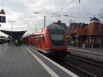 Ein Doppelstock Steuerwagen als RE 30 Kassel Hbf - Frankfurt (Main) Hbf in Friedberg (Hess.).