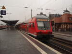 Ein Doppelstock Steuerwagen als RE 30 Kassel Hbf - Frankfurt (Main) Hbf in Friedberg (Hess.).