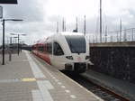 Ein GTW der Arriva als Stoptrein nach Leeuwarden in Harlingen Haven.