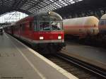 RE 9090 nach Venlo im Klner Hbf auf Gleis 6. Auf Gleis 5 fhrt ein Gterzug mit Kesselwagen durch! April 2009