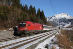 1016 017 war mit dem  Transalpin  am 3. Dezember 2025 bei Pfaffenschwend in Richtung Z�rich unterwegs.
