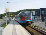 Ein GTW der Steiermarkbahn und Bus als S 31 aus Gleisdorf in Weiz Nord. 04.05.2024