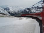 Eine HGe 4/4 II der Matterhorn-Gotthard-Bahn als R Disentis/Mustr - Andermatt beim Abstieg nach Andermatt.