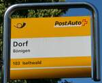 (251'909) - PostAuto-Haltestellenschild - Bnigen, Dorf - am 24. Juni 2023