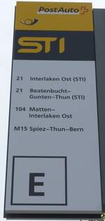 (160'134) - PostAuto/STI-Haltestellenschild - Interlaken West, Bahnhof - am 26.