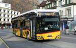 (282'257) - PostAuto Bern - BE 871'367/PID 12'282 - eSolaris am 10. November 2025 beim Bahnhof Interlaken West