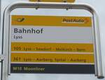 (196'542) - PostAuto-Haltestellenschild - Lyss, Bahnhof - am 3.