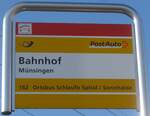 (201'472) - PostAuto/BUS Plus-Haltestellenschild - Mnsingen, Bahnhof - am 4.