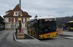 (283'265) - PostAuto Bern - BE 537'983/PID 12'351 - eSolaris am 17. Dezember 2025 beim Bahnhof Spiez