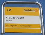 (224'075) - PostAuto-Haltestellenschild - Sarnen, Kreuzstrasse - am 13.