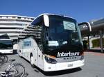 (265'688) - Intertours, Domdidier - FR 300'653 - Setra am 16. August 2024 beim Bahnhof Visp