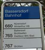 (163'435) - ZVV-Haltestellenschild - Bassersdorf, Bahnhof - am 15. August 2015