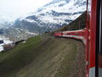 Eine HGe 4/4 II der Matterhorn-Gotthard-Bahn als R Disentis/Mustr - Andermatt beim Abstieg nach Andermatt. 07.05.2019