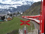 Eine HGe 4/4 II der Matterhorn-Gotthard-Bahn als R Disentis/Mustr - Andermatt beim Abstieg nach Andermatt.