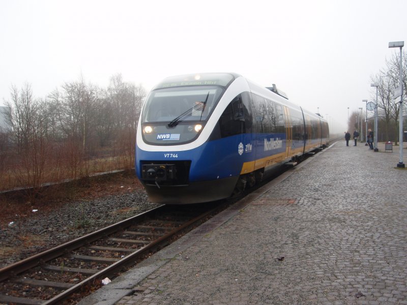 VT 744 der NordWestBahn als RE 14 aus Essen Hbf in Borken (Westf.). 23.12.2008